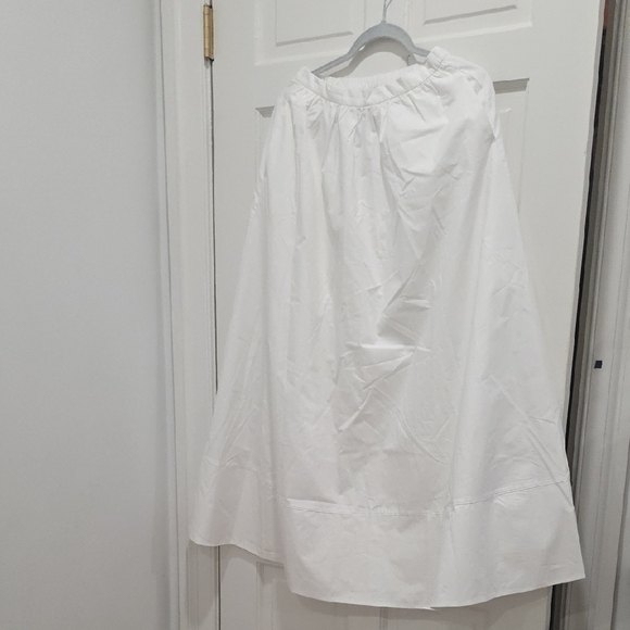 Dynamite 

Lily Voluminous Poplin Maxi Skirt. Size. XS - Picture 9 of 9